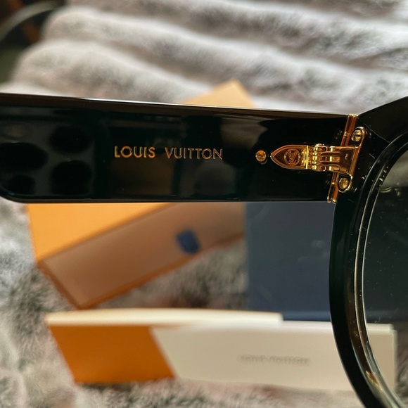 Authentic Louis Vuitton Flower Edge Round Sunglasses - Picture 7 of 14